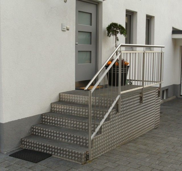 Treppe mit Stahlgeländer